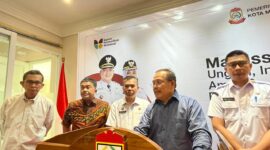 Ketua Tim Seleksi BUMD Pemkot Makassar, Prof. Dr. Aswanto, bersama jajaran, memberikan keterangan pers terkait pembukaan pendaftaran jabatan Direksi, Direktur Utama, dan Dewan Pengawas di lima BUMD lingkup Pemkot Makassar, Rabu (13/8/2025), di Balai Kota Makassar.