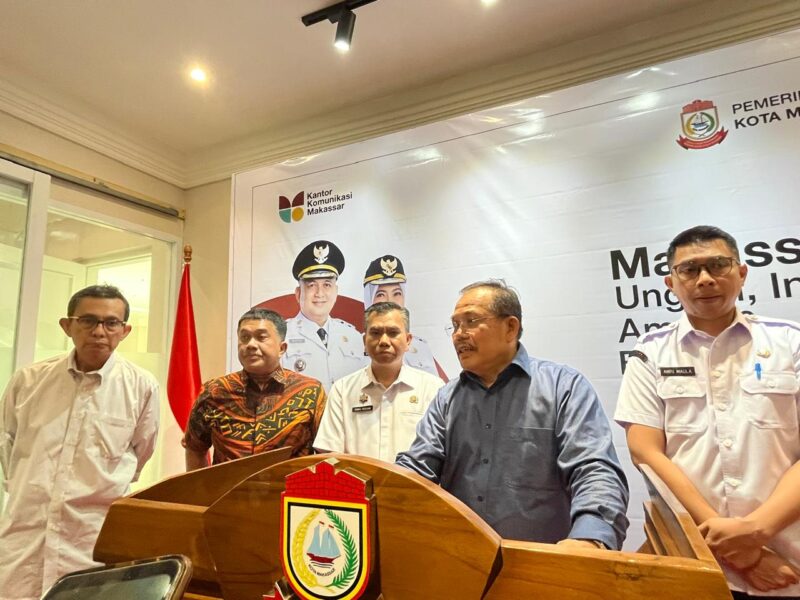 Ketua Tim Seleksi BUMD Pemkot Makassar, Prof. Dr. Aswanto, bersama jajaran, memberikan keterangan pers terkait pembukaan pendaftaran jabatan Direksi, Direktur Utama, dan Dewan Pengawas di lima BUMD lingkup Pemkot Makassar, Rabu (13/8/2025), di Balai Kota Makassar.