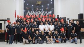 Wali Kota Makassar Munafri Arifuddin bersama Ketua TP PKK Makassar Melinda Aksa Mahmud berfoto bersama manajemen dan pemain PSM Makassar pada jamuan makan malam di Rumah Jabatan Wali Kota, Rabu (13/8/2025) malam, jelang laga kontra Bhayangkara FC.