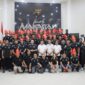 Wali Kota Makassar Munafri Arifuddin bersama Ketua TP PKK Makassar Melinda Aksa Mahmud berfoto bersama manajemen dan pemain PSM Makassar pada jamuan makan malam di Rumah Jabatan Wali Kota, Rabu (13/8/2025) malam, jelang laga kontra Bhayangkara FC.