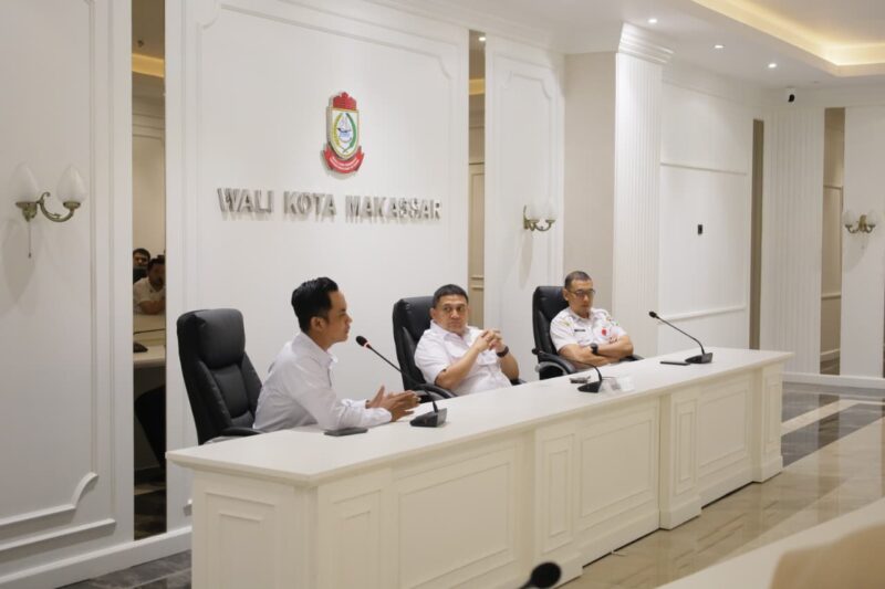 Wali Kota Makassar Munafri Arifuddin memimpin pertemuan dengan jajaran Pemkot dan perwakilan UMKM membahas penataan kawasan kuliner Pasar Cidu di Balai Kota Makassar, Rabu (13/8/2025).