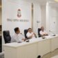 Wali Kota Makassar Munafri Arifuddin memimpin pertemuan dengan jajaran Pemkot dan perwakilan UMKM membahas penataan kawasan kuliner Pasar Cidu di Balai Kota Makassar, Rabu (13/8/2025).