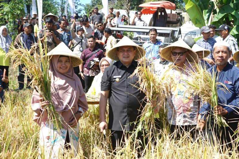 Foto: Walikota Makassar bersama Kadis Perikanan dan Pertanian Kota Makassar Aulia Arsyad