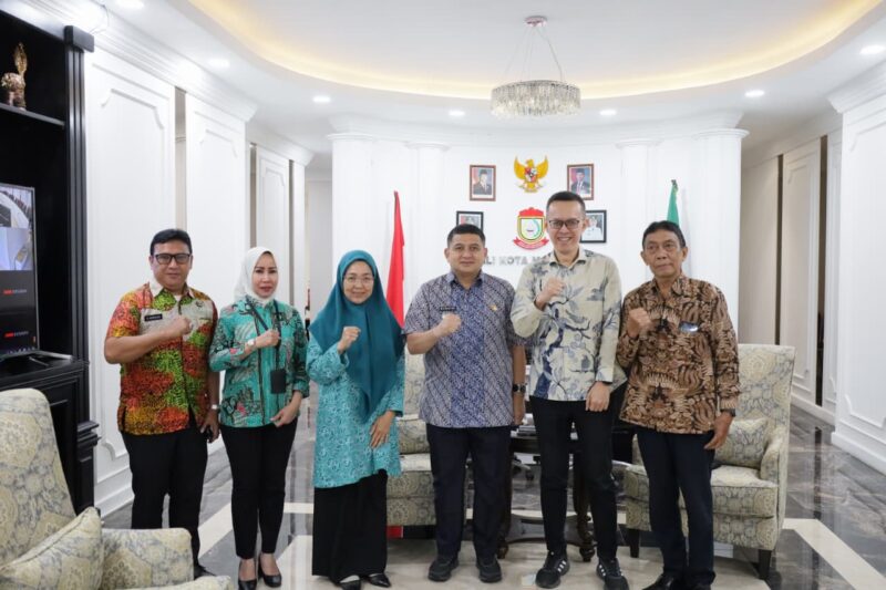 Foto: Walikota Makassar Munafri Arifuddin bersama Ibu Ketua Tim Penggerak PKK Melinda Aksa Mahmud saat menerima audience Direktur Operasional Garindo Media Tama, Ray Ginjara.