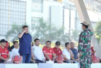 Wali Kota Makassar, Munafri Arifuddin, memberikan penghormatan saat memimpin gladi bersih upacara HUT ke-80 Kemerdekaan RI di Tribun Lapangan Karebosi, Jumat (15/8/2025).