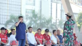 Wali Kota Makassar, Munafri Arifuddin, memberikan penghormatan saat memimpin gladi bersih upacara HUT ke-80 Kemerdekaan RI di Tribun Lapangan Karebosi, Jumat (15/8/2025).