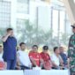 Wali Kota Makassar, Munafri Arifuddin, memberikan penghormatan saat memimpin gladi bersih upacara HUT ke-80 Kemerdekaan RI di Tribun Lapangan Karebosi, Jumat (15/8/2025).