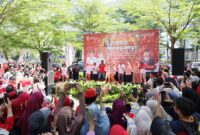 Wali Kota Makassar, Munafri Arifuddin, bersama jajaran pejabat tampil memeriahkan Lomba Menyanyi Porseni ASN 2025 di halaman Balai Kota Makassar, Jumat (15/8/2025).