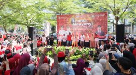Wali Kota Makassar, Munafri Arifuddin, bersama jajaran pejabat tampil memeriahkan Lomba Menyanyi Porseni ASN 2025 di halaman Balai Kota Makassar, Jumat (15/8/2025).