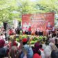 Wali Kota Makassar, Munafri Arifuddin, bersama jajaran pejabat tampil memeriahkan Lomba Menyanyi Porseni ASN 2025 di halaman Balai Kota Makassar, Jumat (15/8/2025).