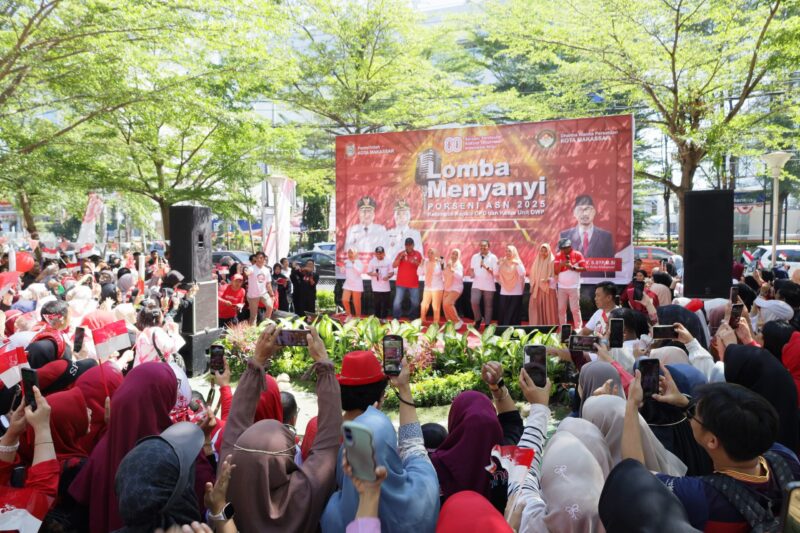 Wali Kota Makassar, Munafri Arifuddin, bersama jajaran pejabat tampil memeriahkan Lomba Menyanyi Porseni ASN 2025 di halaman Balai Kota Makassar, Jumat (15/8/2025).