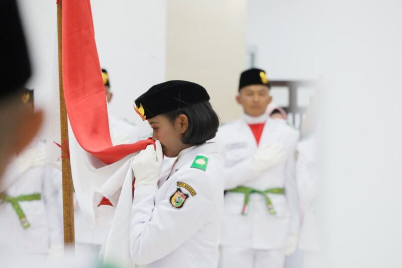 Pengukuhan 70 anggota Paskibraka Kota Makassar 2025 di Baruga Anging Mammiri, Jumat (15/8/2025)
