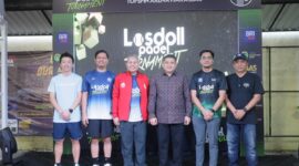 Wali Kota Makassar, Munafri Arifuddin, bersama panitia dan peserta berfoto bersama saat membuka Losdoll Padel Tournament Vol. 1 di Top Spin Arena, Jalan Danau Tanjung Bunga, Sabtu (16/08/2025).