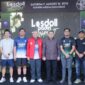 Wali Kota Makassar, Munafri Arifuddin, bersama panitia dan peserta berfoto bersama saat membuka Losdoll Padel Tournament Vol. 1 di Top Spin Arena, Jalan Danau Tanjung Bunga, Sabtu (16/08/2025).