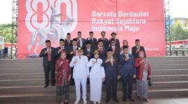 Wali Kota Makassar, Munafri Arifuddin, bersama jajaran Pemkot, Forkopimda, dan tokoh masyarakat berfoto bersama usai upacara peringatan HUT ke-80 RI di Lapangan Karebosi, Minggu (17/08/2025).