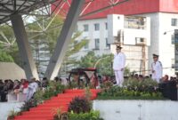 Wali Kota Makassar, Munafri Arifuddin, berdiri sebagai inspektur upacara peringatan HUT ke-80 RI di Lapangan Karebosi, Minggu (17/08/2025), didampingi jajaran forkopimda dan pejabat Pemkot Makassar.
