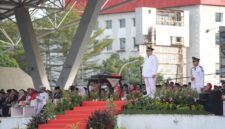 Wali Kota Makassar, Munafri Arifuddin, berdiri sebagai inspektur upacara peringatan HUT ke-80 RI di Lapangan Karebosi, Minggu (17/08/2025), didampingi jajaran forkopimda dan pejabat Pemkot Makassar.