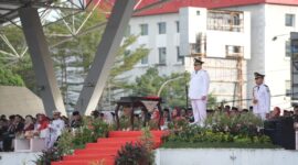 Wali Kota Makassar, Munafri Arifuddin, berdiri sebagai inspektur upacara peringatan HUT ke-80 RI di Lapangan Karebosi, Minggu (17/08/2025), didampingi jajaran forkopimda dan pejabat Pemkot Makassar.