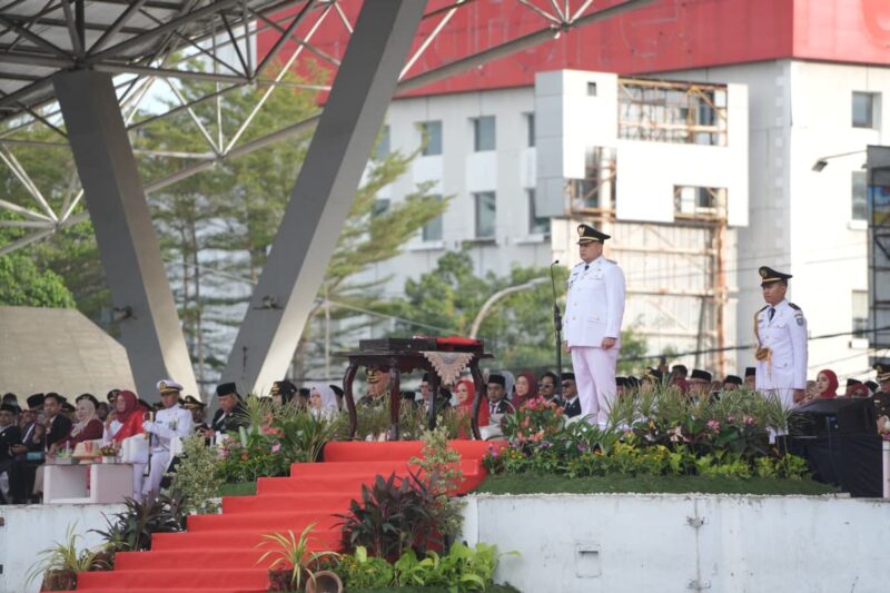 Wali Kota Makassar, Munafri Arifuddin, berdiri sebagai inspektur upacara peringatan HUT ke-80 RI di Lapangan Karebosi, Minggu (17/08/2025), didampingi jajaran forkopimda dan pejabat Pemkot Makassar.
