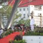 Wali Kota Makassar, Munafri Arifuddin, berdiri sebagai inspektur upacara peringatan HUT ke-80 RI di Lapangan Karebosi, Minggu (17/08/2025), didampingi jajaran forkopimda dan pejabat Pemkot Makassar.