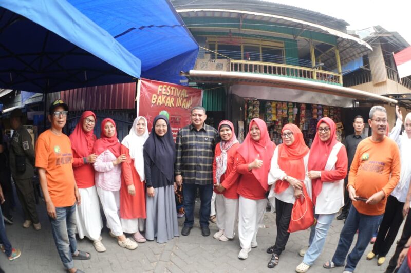 Wali Kota Makassar Munafri Arifuddin bersama Ketua TP PKK Melinda Aksa Mahmud menghadiri Festival Bakar Ikan di Kelurahan Pattingalloang, Ujung Tanah, dalam rangka HUT ke-80 RI.