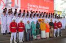 Wali Kota Makassar Munafri Arifuddin bersama jajaran Forkopimda, pejabat Pemkot, serta Pasukan Paskibraka berfoto bersama seusai upacara penurunan bendera HUT ke-80 RI di Lapangan Karebosi, Minggu (17/8/2025).