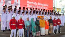Wali Kota Makassar Munafri Arifuddin bersama jajaran Forkopimda, pejabat Pemkot, serta Pasukan Paskibraka berfoto bersama seusai upacara penurunan bendera HUT ke-80 RI di Lapangan Karebosi, Minggu (17/8/2025).