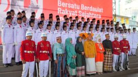 Wali Kota Makassar Munafri Arifuddin bersama jajaran Forkopimda, pejabat Pemkot, serta Pasukan Paskibraka berfoto bersama seusai upacara penurunan bendera HUT ke-80 RI di Lapangan Karebosi, Minggu (17/8/2025).