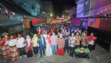 “Suasana meriah Pesta Rakyat Kokolojia bersama Wali Kota Munafri Arifuddin, Wakil Wali Kota Aliyah Mustika Ilham, dan Ketua TP PKK Melinda Aksa Mahmud dalam rangka HUT RI ke-80.”