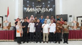 “Wali Kota Makassar, Munafri Arifuddin, menjamu jajaran pengurus baru PKS Sulsel dan PKS Makassar dalam silaturahmi di Rumah Jabatan Wali Kota, membahas sinergi pembangunan kota.”