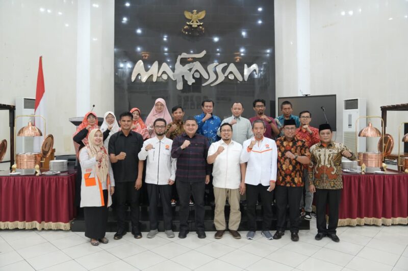 “Wali Kota Makassar, Munafri Arifuddin, menjamu jajaran pengurus baru PKS Sulsel dan PKS Makassar dalam silaturahmi di Rumah Jabatan Wali Kota, membahas sinergi pembangunan kota.”