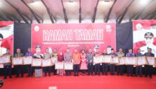“Pemkot Makassar raih penghargaan sebagai kota dengan tingkat kemiskinan terendah di Sulsel, diserahkan langsung oleh Gubernur Sulsel pada momentum HUT RI ke-80.”