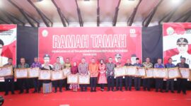 “Pemkot Makassar raih penghargaan sebagai kota dengan tingkat kemiskinan terendah di Sulsel, diserahkan langsung oleh Gubernur Sulsel pada momentum HUT RI ke-80.”