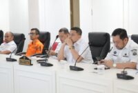 Wali Kota Makassar, Munafri Arifuddin (tengah), didampingi Plt Kepala BPBD Makassar, Dr. H.M. Fadli Tahar (berbaju oranye), serta jajaran OPD Kota Makassar, saat mengikuti Rapat Forkopimda Sulsel secara virtual, Rabu (20/8/2025).