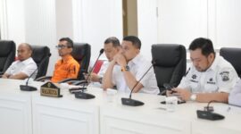 Wali Kota Makassar, Munafri Arifuddin (tengah), didampingi Plt Kepala BPBD Makassar, Dr. H.M. Fadli Tahar (berbaju oranye), serta jajaran OPD Kota Makassar, saat mengikuti Rapat Forkopimda Sulsel secara virtual, Rabu (20/8/2025).