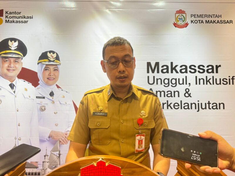 Sekretaris Kota Makassar sekaligus Ketua Timsel JPT Pratama, Andi Zulkifly Nanda, memberikan keterangan pers terkait hasil tahapan administrasi seleksi jabatan lingkup Pemkot Makassar di Balai Kota, Selasa (19/8/2025).