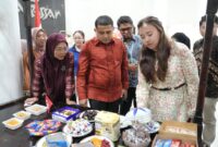 Wali Kota Makassar Munafri Arifuddin bersama Ketua TP PKK Kota Makassar Melinda Aksa Mahmud meninjau stan kuliner dalam acara Cultural Night The 2nd International Dental Summer Course 2025 di Baruga Anging Mammiri, Selasa (19/8/2025).
