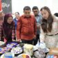 Wali Kota Makassar Munafri Arifuddin bersama Ketua TP PKK Kota Makassar Melinda Aksa Mahmud meninjau stan kuliner dalam acara Cultural Night The 2nd International Dental Summer Course 2025 di Baruga Anging Mammiri, Selasa (19/8/2025).