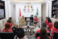 MAKASSAR – Wali Kota Makassar, Munafri Arifuddin, mengajak semua elemen masyarakat untuk terus memperkuat kolaborasi dalam memajukan kota, baik dari sisi pembangunan infrastruktur, pendidikan, hingga pengelolaan lingkungan dan persampahan.

Hal tersebut disampaikan Munafri saat menerima audiensi dari Paguyuban Sosial Marga Tionghoa Indonesia (PSMTI) Sulawesi Selatan di ruang wali kota, Balai Kota Makassar, Selasa (19/8/2025). 

Pertemuan itu membahas rencana pelaksanaan Musyawarah Provinsi (Musprov) VI PSMTI Sulsel.

