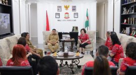 MAKASSAR – Wali Kota Makassar, Munafri Arifuddin, mengajak semua elemen masyarakat untuk terus memperkuat kolaborasi dalam memajukan kota, baik dari sisi pembangunan infrastruktur, pendidikan, hingga pengelolaan lingkungan dan persampahan.

Hal tersebut disampaikan Munafri saat menerima audiensi dari Paguyuban Sosial Marga Tionghoa Indonesia (PSMTI) Sulawesi Selatan di ruang wali kota, Balai Kota Makassar, Selasa (19/8/2025). 

Pertemuan itu membahas rencana pelaksanaan Musyawarah Provinsi (Musprov) VI PSMTI Sulsel.

