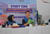 Ketua Pokja Bunda PAUD Kota Makassar, Titin Florentina (kiri), bersama Head of Bosowa School, Eko Arianto (kanan), saat kegiatan studi tiru di KB/TK Bosowa Bina Insani, Bogor, Selasa (19/8/2025), membahas praktik baik PAUD holistik dan ramah anak.