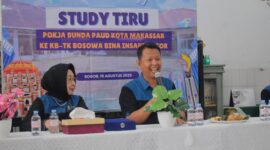 Ketua Pokja Bunda PAUD Kota Makassar, Titin Florentina (kiri), bersama Head of Bosowa School, Eko Arianto (kanan), saat kegiatan studi tiru di KB/TK Bosowa Bina Insani, Bogor, Selasa (19/8/2025), membahas praktik baik PAUD holistik dan ramah anak.