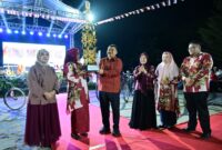 Foto: Wali Kota Makassar Munafri Arifuddin, Wakil Wali Kota Aliyah Mustika Ilham, serta Ketua TP PKK Makassar Melinda Aksa bersama Camat Tamalate