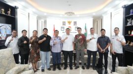 Foto: Walikota Makassar Munafri Arifuddin berfoto bersama PT XAHNSM Green and Smart Mobility Indonesia 