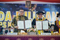 Foto: Walikota Makassar Munafri Arifuddin Bersama Rektor UNM dalam acara wisuda