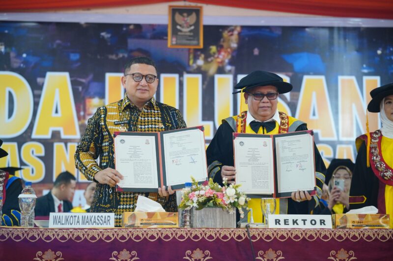 Foto: Walikota Makassar Munafri Arifuddin Bersama Rektor UNM dalam acara wisuda