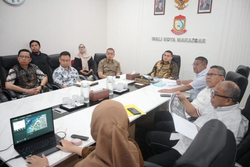 Foto: Wali Kota Makassar Munafri Arifuddin, Sekda Makassar Andi Zulkifly Nanda, Kadis Tata Ruang, Kadis Perumahan, serta mantan Wali Kota Makassar, Ilham Arief Sirajuddin pada pertemuan dengan PT Tanamal Phinsi Properti 