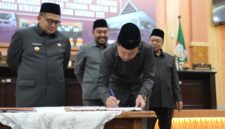 Foto: Walikota Munafri saat penandatanganan Nota Kesepakatan Rancangan Kebijakan Umum Anggaran–Prioritas Plafon Anggaran Sementara (KUA-PPAS) Perubahan APBD 2025