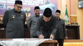 Foto: Walikota Munafri saat penandatanganan Nota Kesepakatan Rancangan Kebijakan Umum Anggaran–Prioritas Plafon Anggaran Sementara (KUA-PPAS) Perubahan APBD 2025