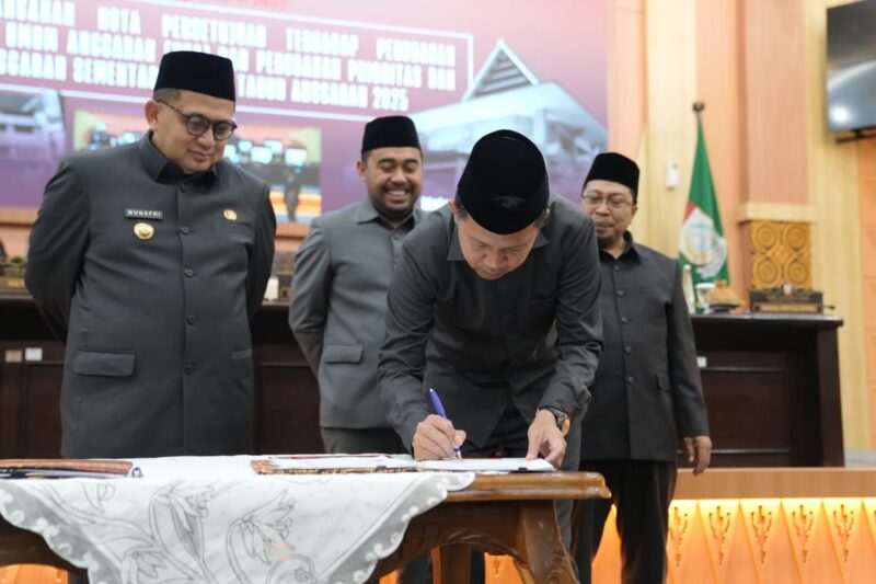 Foto: Walikota Munafri saat penandatanganan Nota Kesepakatan Rancangan Kebijakan Umum Anggaran–Prioritas Plafon Anggaran Sementara (KUA-PPAS) Perubahan APBD 2025